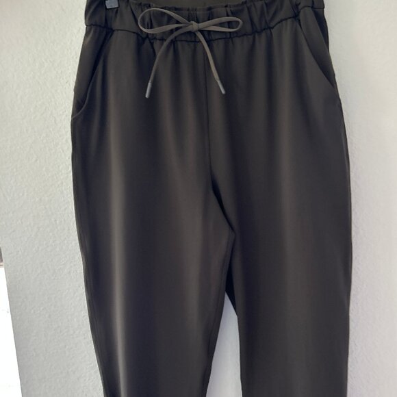LULULEMON ~ DARK GREEN SCUBA JOGGER PANTS ~ 8 ~ POCKETS - Picture 3 of 6